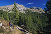 0764_Ofenpass Berge Rtische Alpen Landschaft Naturbilder Wander Rast am Nadelwald Touristin Felsenblick