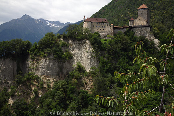 Festung Schloss Tirol Foto Panorama auf Felsen Landschaft Bild vor Gipfel Texelgruppe