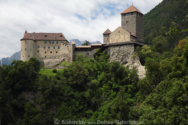 Schloss Tirol Fotos Reisebilder Meran Urlaub Ausflug historische Festung Panorama