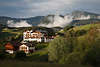 1100947_Kastelruther Parc Hotel Tyrol *** Bilder in Alpenlandschaft Bergtal Huser in Nebelschwaden Stimmungsfoto