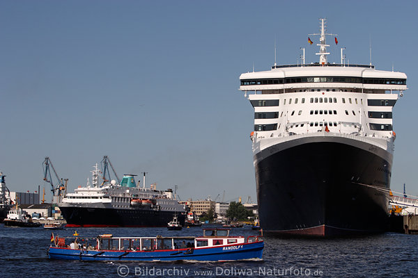 Alexander von Humboldt Gre zu Queen-Mary-2 in Hafen Hamburg