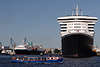 605483_ Kreuzfahrtschiff Alexander von Humboldt Gre-Vergleich Foto zu Queen Mary 2 im Hafen Hamburg