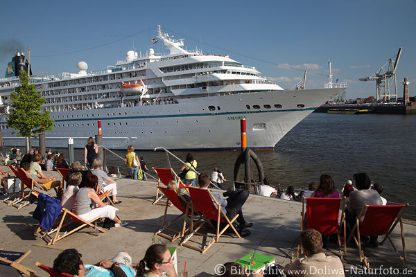 Amadea das neue Traumschiff Kreuzfahrtschiff an Elbekai mit Besucher in Hamburg