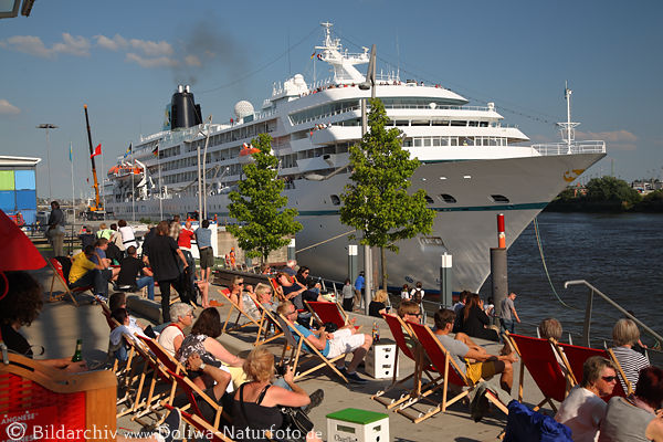 Amadea Kreuzfahrtschiff Bordeinschiffung in Hamburg Elbe Hafen-Terminal Besucher