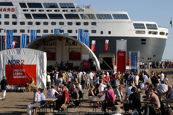 Cruise-Days Besucher bei QueenMary-2 in Hafen Hamburg