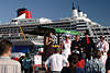 NDR-Moderatorin bei Erinnerungsfotos vor Queen Mary 2 Schiff in Hafencity Hamburg Volksfest