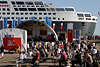 Hamburg Cruise Days Besucher Foto bei Queen Mary 2 im Hafencity am Kreuzfahrtterminal