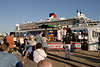 Cruise Days Erinnerungsfotos Familien vor Queen Mary 2 Schiff in Hafencity Hamburg Volksfest Besucher