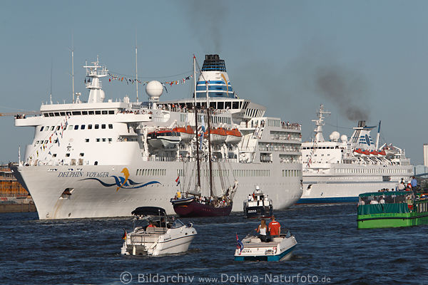Delphin Kreuzfahrt Schiffe Paar hinter Voyager Delphin auf Elbe Wassertour ber Besucher-Boote