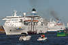 Delphin Kreuzfahrt Schiffe Paar hinter Voyager Foto Delphin auf Elbe ber Besucher-Boote Wassertour