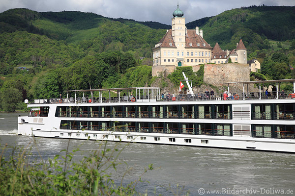 Donau-Flusskreuzfahrt Schiff Kajten mit Panoramablick vor Schloss