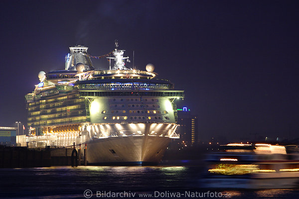 Freedom of the Seas Nacht-Blaulichter Kreuzfahrtschiff auf Elbe in Hamburg