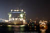 Kreuzfahrtschiff Freedom of the Seas bei Nacht Begleitschiffe in Hamburger Hafen