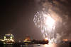 Feuerwerke am Grasbrookhafen zum Schlu der Abschiedsparty im Hamburger Hafen