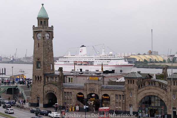 Das Traumschiff MS Deutschland an Landungsbrcken Turm Hamburg Kreuzfahrt