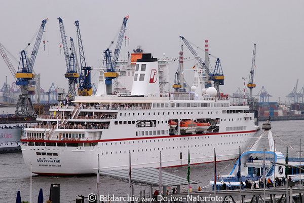 Werft-Krne um MS Deutschland Kreuzfahrtschiff auf Elbe