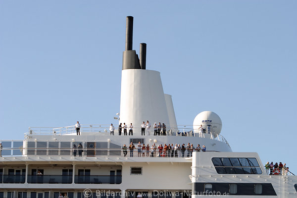 Queen-Mary-2 Oberdeck-Balkone Passagiere am Schiffskamin