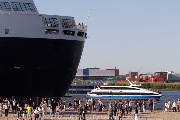 Queen-Mary-2 Rumpf Kreuzfahrtschiff Gre-Vergleich mit Menschen am Ausflugsschiff