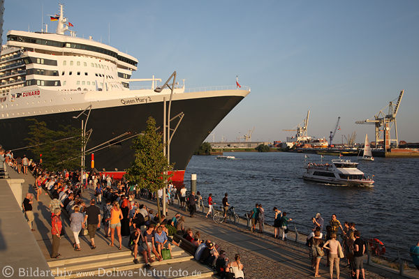Queen Mary 2 Besuch-er 10-jhriges Jubilum in Hamburg Hafencity an Elbe
