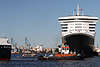 605499_ Arbeit im Hamburger Hafen: Schiffsverkehr auf Elbe bei Kreuzfahrtterminal