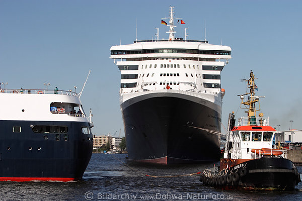 Schlepper Manver in Hafen Kreuzfahrtschiffe Anlegearbeit vor Queen-Mary-2