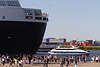 605434_Menschen am Rumpf der Queen Mary 2 in Bild Kreuzfahrtschiff Grenvergleich  zu Elbe-Ausflugsschiffe