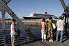 605450_ Lachende Seniorin auf Brcke bei Queen Mary 2 Hafenbesuch Bild, Hamburger Hafenausflug zum Schiff