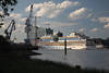 AIDAsol Kreuzfahrt Schiffsreise Foto an Elbphilharmonie Hamburg Elbe Hafen Kräne schwimmen