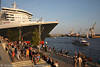 Queen Mary 2 Bild 10-jähriges Jubiläum Besuch-er in Hamburg Hafencity an Elbe Foto