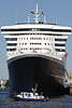 Kreuzfahrtriese Queen Mary 2 Reiseschiff Bild über Polizeiboot Kleinschiffchen an Elbe Hamburg-Besuch Hafenstopp