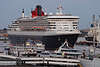 Queen Mary 2 bei Landungsbrcken Hafen Ausflugsschiffe Begleitung