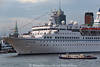 MS Astor Kreuzfahrt Schiff Bilder Bord Passagiere in Hamburg Hafen Türme Skyline Elbe Seefahrt