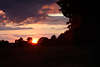 Sonnenuntergang lila Romantik Himmel in Dmmerung, rotblaue Wolken in Naturbild