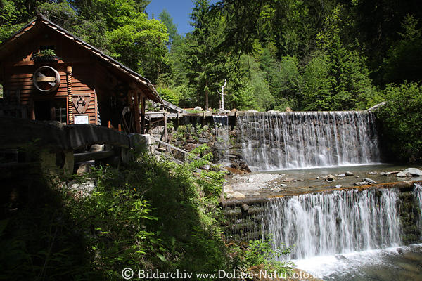 Gnopnitz-Wasserfall Bachkaskaden bei Holzhtte senkrechte Steilstufen im Grnwald
