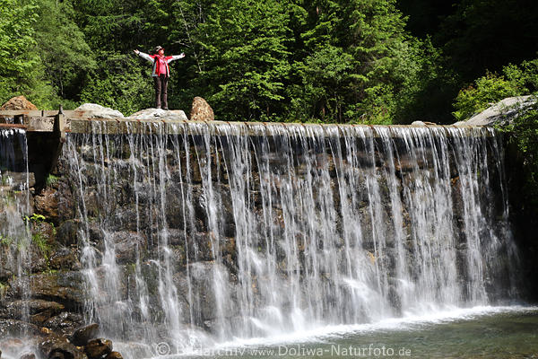 Wasserfall Kaskade Bild mit Frau ber Fluss Steilstufe Naturfoto Bergbach senkrechte Wasserwand