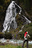 Wasserfall Arme auf Felsen Foto mit Frau am Bergbach Flussufer Bild vor zerlaufenden Wassermassen