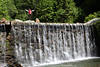 1202092_Wasserfall Kaskade Bild mit Frau über Fluss Steilstufe Naturfoto Bergbach senkrechte Wasserwand