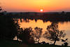 Sonne über Horizont stiller See Naturbild Landschaft Romantik Sonnenuntergang
