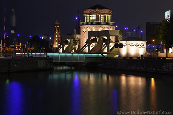 Nachtbild Bremerhaven Inselbrcke Laternen Blaulichter Wasserspiegelung Leuchtturm Nachtfoto