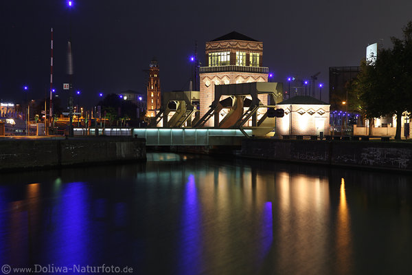 Hafeninsel-Brcke Bremerhaven Nachtfoto vor Leuchtturm Oberfeuer Laternen Blaulichter