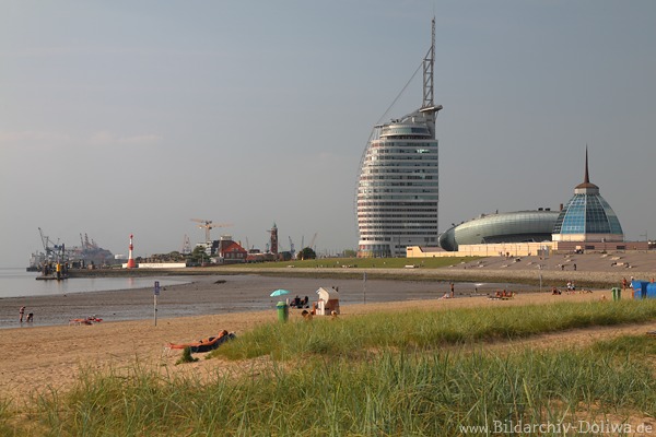 Nordseestrand Bremerhaven Weserufer Leuchttrme Watt Wasser Foto mit Atlantic Hotel Pyramide