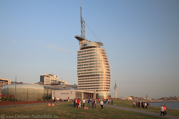 Meerpromenade Bremerhaven Weserufer Spaziergang Gruppentreff vor Atlantic Fernsehturm