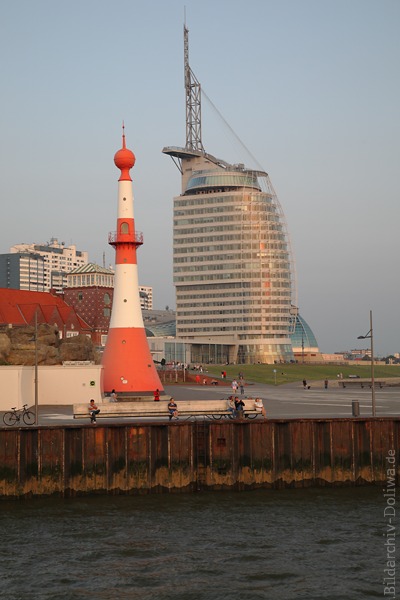 Bremerhaven Weserkai Hotel-Leuchtturm Besucherbank Erholung am Meerufer in Foto
