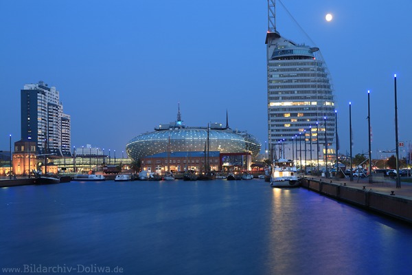 Bremerhaven Skyline bei Mondlicht Nachtfoto am Wasser