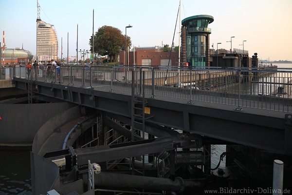 Drehbrcke Schleuse Bremerhaven Foto schliet Weserkanal zum Neuer Hafen