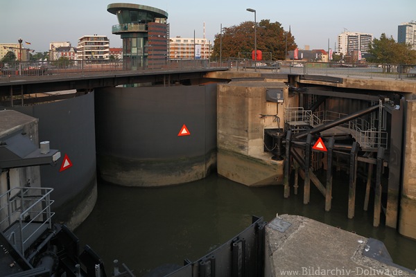 Drehtor Schleuse Bremerhaven Foto schliesst Weser-Nordseekanal zum Neuer Hafen