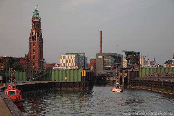 Schleuse Bremerhaven Nordseekanal Foto mit Oberfeuer Leuchtturm in Neuer Hafen Abendlicht