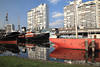 Museumshafen Bremerhaven Foto historische Schiffe in Wasser vor Hochhuser Panorama