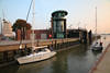 Schleuse Bremerhaven Weserkanal Bootdurchfahrt Foto Neuer Hafen ffnung zur Nordsee