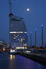 Bremerhaven Nachtromantik bei Mond Foto Atlantic Hotel ala Dubai Hochhaus ber Wasser Neuer Hafen